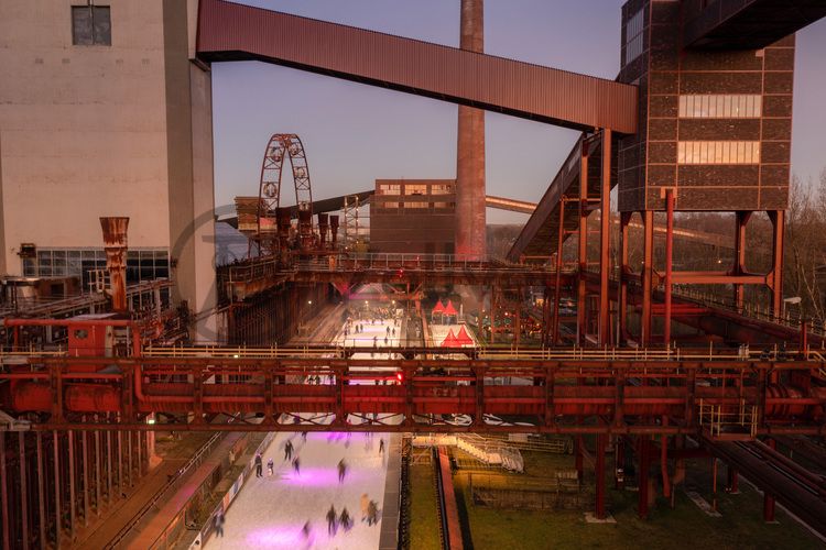 Im Winter verwandelt sich das große Wasserbecken am ehemaligen Druckmaschinengleis auf der Kokerei Zollverein in die 150 Meter lange Zollverein-Eisbahn, die zum Schlittschuhlaufen in faszinierender Atmosphäre einlädt. Die von Anfang Dezember bis Anfang Januar geöffnete Eisbahn lockt mehr als 30.000 Besucher an.

Allabendlich wird die Fläche mit der Installation „Monochromatic Red and Blue“ (1999) von Jonathan Speirs und Mark Major zu einem beeindruckenden Lichtkunstwerk. Seit Dezember 2014 gehört zur Eisbahn eine separate Fläche zum Eisstockschießen.

Das große Wasserbecken im Bereich des ehemaligen Druckmaschinengleises auf der Kokerei Zollverein ist im Sommer ein romantischer Blickfang und verwandelt sich im Winter in die 150 Meter lange Zollverein-Eisbahn.

Zollverein-Eisbahn, UNESCO-Welterbe Zollverein