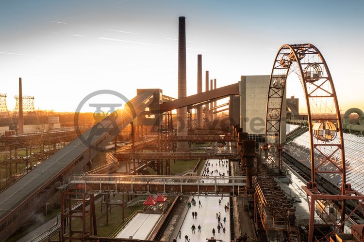 Im Winter verwandelt sich das große Wasserbecken am ehemaligen Druckmaschinengleis auf der Kokerei Zollverein in die 150 Meter lange Zollverein-Eisbahn, die zum Schlittschuhlaufen in faszinierender Atmosphäre einlädt. Die von Anfang Dezember bis Anfang Januar geöffnete Eisbahn lockt mehr als 30.000 Besucher an.

Allabendlich wird die Fläche mit der Installation „Monochromatic Red and Blue“ (1999) von Jonathan Speirs und Mark Major zu einem beeindruckenden Lichtkunstwerk. Seit Dezember 2014 gehört zur Eisbahn eine separate Fläche zum Eisstockschießen.

Das große Wasserbecken im Bereich des ehemaligen Druckmaschinengleises auf der Kokerei Zollverein ist im Sommer ein romantischer Blickfang und verwandelt sich im Winter in die 150 Meter lange Zollverein-Eisbahn.

Zollverein-Eisbahn, UNESCO-Welterbe Zollverein