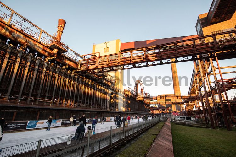 Im Winter verwandelt sich das große Wasserbecken am ehemaligen Druckmaschinengleis auf der Kokerei Zollverein in die 150 Meter lange Zollverein-Eisbahn, die zum Schlittschuhlaufen in faszinierender Atmosphäre einlädt. Die von Anfang Dezember bis Anfang Januar geöffnete Eisbahn lockt mehr als 30.000 Besucher an.

Allabendlich wird die Fläche mit der Installation „Monochromatic Red and Blue“ (1999) von Jonathan Speirs und Mark Major zu einem beeindruckenden Lichtkunstwerk. Seit Dezember 2014 gehört zur Eisbahn eine separate Fläche zum Eisstockschießen.

Das große Wasserbecken im Bereich des ehemaligen Druckmaschinengleises auf der Kokerei Zollverein ist im Sommer ein romantischer Blickfang und verwandelt sich im Winter in die 150 Meter lange Zollverein-Eisbahn.

Zollverein-Eisbahn, UNESCO-Welterbe Zollverein