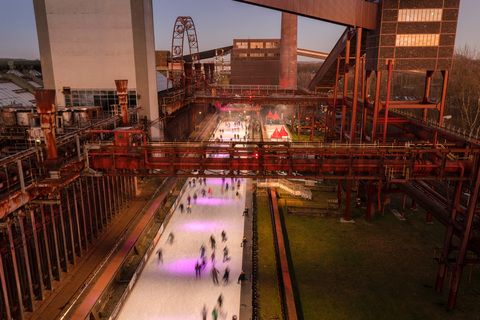 Im Winter verwandelt sich das große Wasserbecken am ehemaligen Druckmaschinengleis auf der Kokerei Zollverein in die 150 Meter lange Zollverein-Eisbahn, die zum Schlittschuhlaufen in faszinierender Atmosphäre einlädt. Die von Anfang Dezember bis Anfang Januar geöffnete Eisbahn lockt mehr als 30.000 Besucher an.

Allabendlich wird die Fläche mit der Installation „Monochromatic Red and Blue“ (1999) von Jonathan Speirs und Mark Major zu einem beeindruckenden Lichtkunstwerk. Seit Dezember 2014 gehört zur Eisbahn eine separate Fläche zum Eisstockschießen.

Das große Wasserbecken im Bereich des ehemaligen Druckmaschinengleises auf der Kokerei Zollverein ist im Sommer ein romantischer Blickfang und verwandelt sich im Winter in die 150 Meter lange Zollverein-Eisbahn.

Zollverein-Eisbahn, UNESCO-Welterbe Zollverein