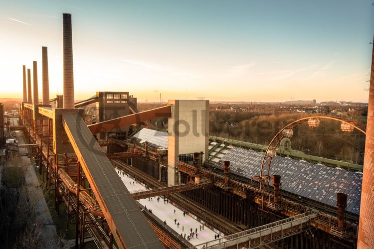 Im Winter verwandelt sich das große Wasserbecken am ehemaligen Druckmaschinengleis auf der Kokerei Zollverein in die 150 Meter lange Zollverein-Eisbahn, die zum Schlittschuhlaufen in faszinierender Atmosphäre einlädt. Die von Anfang Dezember bis Anfang Januar geöffnete Eisbahn lockt mehr als 30.000 Besucher an.

Allabendlich wird die Fläche mit der Installation „Monochromatic Red and Blue“ (1999) von Jonathan Speirs und Mark Major zu einem beeindruckenden Lichtkunstwerk. Seit Dezember 2014 gehört zur Eisbahn eine separate Fläche zum Eisstockschießen.

Das große Wasserbecken im Bereich des ehemaligen Druckmaschinengleises auf der Kokerei Zollverein ist im Sommer ein romantischer Blickfang und verwandelt sich im Winter in die 150 Meter lange Zollverein-Eisbahn.

Zollverein-Eisbahn, UNESCO-Welterbe Zollverein