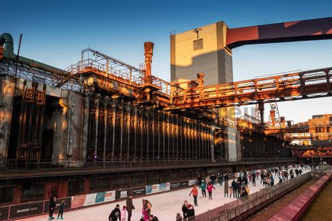 Im Winter verwandelt sich das große Wasserbecken am ehemaligen Druckmaschinengleis auf der Kokerei Zollverein in die 150 Meter lange Zollverein-Eisbahn, die zum Schlittschuhlaufen in faszinierender Atmosphäre einlädt. Die von Anfang Dezember bis Anfang Januar geöffnete Eisbahn lockt mehr als 30.000 Besucher an.

Allabendlich wird die Fläche mit der Installation „Monochromatic Red and Blue“ (1999) von Jonathan Speirs und Mark Major zu einem beeindruckenden Lichtkunstwerk. Seit Dezember 2014 gehört zur Eisbahn eine separate Fläche zum Eisstockschießen.

Das große Wasserbecken im Bereich des ehemaligen Druckmaschinengleises auf der Kokerei Zollverein ist im Sommer ein romantischer Blickfang und verwandelt sich im Winter in die 150 Meter lange Zollverein-Eisbahn.

Zollverein-Eisbahn, UNESCO-Welterbe Zollverein