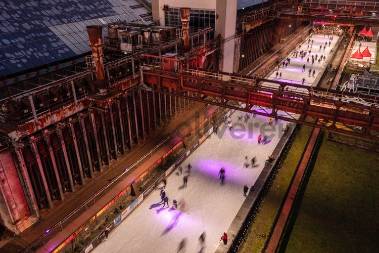 Im Winter verwandelt sich das große Wasserbecken am ehemaligen Druckmaschinengleis auf der Kokerei Zollverein in die 150 Meter lange Zollverein-Eisbahn, die zum Schlittschuhlaufen in faszinierender Atmosphäre einlädt. Die von Anfang Dezember bis Anfang Januar geöffnete Eisbahn lockt mehr als 30.000 Besucher an.

Allabendlich wird die Fläche mit der Installation „Monochromatic Red and Blue“ (1999) von Jonathan Speirs und Mark Major zu einem beeindruckenden Lichtkunstwerk. Seit Dezember 2014 gehört zur Eisbahn eine separate Fläche zum Eisstockschießen.

Das große Wasserbecken im Bereich des ehemaligen Druckmaschinengleises auf der Kokerei Zollverein ist im Sommer ein romantischer Blickfang und verwandelt sich im Winter in die 150 Meter lange Zollverein-Eisbahn.

Zollverein-Eisbahn, UNESCO-Welterbe Zollverein