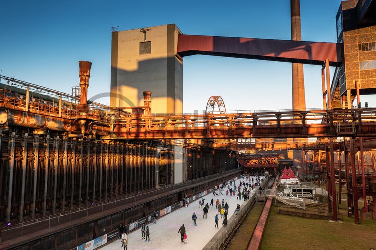 Im Winter verwandelt sich das große Wasserbecken am ehemaligen Druckmaschinengleis auf der Kokerei Zollverein in die 150 Meter lange Zollverein-Eisbahn, die zum Schlittschuhlaufen in faszinierender Atmosphäre einlädt. Die von Anfang Dezember bis Anfang Januar geöffnete Eisbahn lockt mehr als 30.000 Besucher an.

Allabendlich wird die Fläche mit der Installation „Monochromatic Red and Blue“ (1999) von Jonathan Speirs und Mark Major zu einem beeindruckenden Lichtkunstwerk. Seit Dezember 2014 gehört zur Eisbahn eine separate Fläche zum Eisstockschießen.

Das große Wasserbecken im Bereich des ehemaligen Druckmaschinengleises auf der Kokerei Zollverein ist im Sommer ein romantischer Blickfang und verwandelt sich im Winter in die 150 Meter lange Zollverein-Eisbahn.

Zollverein-Eisbahn, UNESCO-Welterbe Zollverein