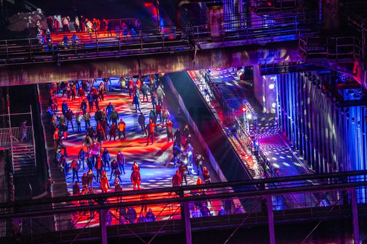 Im Winter verwandelt sich das große Wasserbecken am ehemaligen Druckmaschinengleis auf der Kokerei Zollverein in die 150 Meter lange Zollverein-Eisbahn, die zum Schlittschuhlaufen in faszinierender Atmosphäre einlädt. Die Eisbahn ist jährlich von Anfang Dezember bis Anfang Januar geöffnet.

Allabendlich wird die Fläche mit der Installation „Monochromatic Red and Blue“ (1999) von Jonathan Speirs und Mark Major zu einem beeindruckenden Lichtkunstwerk. Seit Dezember 2014 gehört zur Eisbahn eine separate Fläche zum Eisstockschießen.