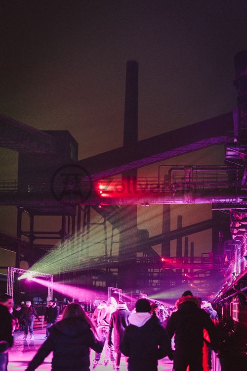 In der Wintersaison tummeln sich an mindestens zwei Abenden Discofans und Schlittschuhläufer bei der Eisdisco auf der Zollverein-Eisbahn, dem „wahrscheinlich faszinierendsten Ort zum Schlittschuhlaufen bundesweit”. Entlang der Koksöfen, in denen einst Kohle bei 1.000 Grad Celsius zu Koks gebacken wurde, erstreckt sich im Winter über eine Länge von 150 Meter die Zollverein Eisbahn. 

Insbesondere am Abend, wenn die 1.800 Quadratmeter große Eisfläche mit der Installation „Monochromatic Red and Blue“ (1999) von Jonathan Speirs und Mark Major zu einem beeindruckenden Lichtkunstwerk in atmosphärisches Licht getaucht wird, ist das Schlittschuhlaufen vor der beeindruckenden Kulisse der Kokerei Zollverein ein einzigartiges Erlebnis.