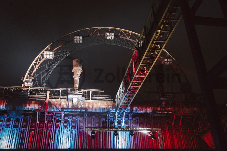 In der Wintersaison tummeln sich an mindestens zwei Abenden Discofans und Schlittschuhläufer bei der Eisdisco auf der Zollverein-Eisbahn, dem „wahrscheinlich faszinierendsten Ort zum Schlittschuhlaufen bundesweit”. Entlang der Koksöfen, in denen einst Kohle bei 1.000 Grad Celsius zu Koks gebacken wurde, erstreckt sich im Winter über eine Länge von 150 Meter die Zollverein Eisbahn. 

Insbesondere am Abend, wenn die 1.800 Quadratmeter große Eisfläche mit der Installation „Monochromatic Red and Blue“ (1999) von Jonathan Speirs und Mark Major zu einem beeindruckenden Lichtkunstwerk in atmosphärisches Licht getaucht wird, ist das Schlittschuhlaufen vor der beeindruckenden Kulisse der Kokerei Zollverein ein einzigartiges Erlebnis.