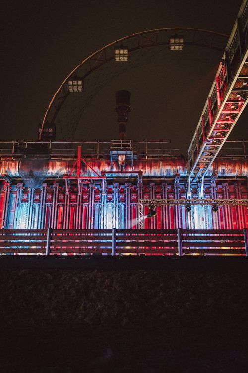 In der Wintersaison tummeln sich an mindestens zwei Abenden Discofans und Schlittschuhläufer bei der Eisdisco auf der Zollverein-Eisbahn, dem „wahrscheinlich faszinierendsten Ort zum Schlittschuhlaufen bundesweit”. Entlang der Koksöfen, in denen einst Kohle bei 1.000 Grad Celsius zu Koks gebacken wurde, erstreckt sich im Winter über eine Länge von 150 Meter die Zollverein Eisbahn. 

Insbesondere am Abend, wenn die 1.800 Quadratmeter große Eisfläche mit der Installation „Monochromatic Red and Blue“ (1999) von Jonathan Speirs und Mark Major zu einem beeindruckenden Lichtkunstwerk in atmosphärisches Licht getaucht wird, ist das Schlittschuhlaufen vor der beeindruckenden Kulisse der Kokerei Zollverein ein einzigartiges Erlebnis.