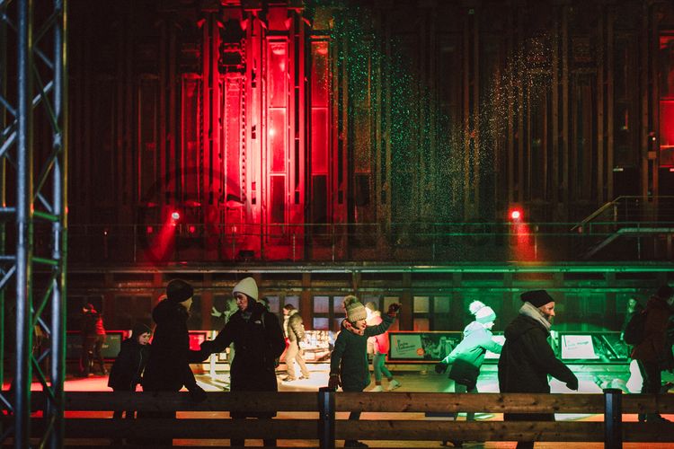 In der Wintersaison tummeln sich an mindestens zwei Abenden Discofans und Schlittschuhläufer bei der Eisdisco auf der Zollverein-Eisbahn, dem „wahrscheinlich faszinierendsten Ort zum Schlittschuhlaufen bundesweit”. Entlang der Koksöfen, in denen einst Kohle bei 1.000 Grad Celsius zu Koks gebacken wurde, erstreckt sich im Winter über eine Länge von 150 Meter die Zollverein Eisbahn. 

Insbesondere am Abend, wenn die 1.800 Quadratmeter große Eisfläche mit der Installation „Monochromatic Red and Blue“ (1999) von Jonathan Speirs und Mark Major zu einem beeindruckenden Lichtkunstwerk in atmosphärisches Licht getaucht wird, ist das Schlittschuhlaufen vor der beeindruckenden Kulisse der Kokerei Zollverein ein einzigartiges Erlebnis.