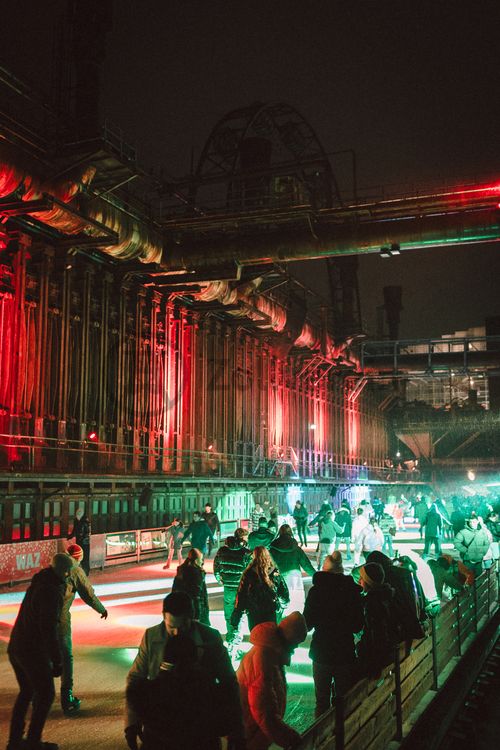 In der Wintersaison tummeln sich an mindestens zwei Abenden Discofans und Schlittschuhläufer bei der Eisdisco auf der Zollverein-Eisbahn, dem „wahrscheinlich faszinierendsten Ort zum Schlittschuhlaufen bundesweit”. Entlang der Koksöfen, in denen einst Kohle bei 1.000 Grad Celsius zu Koks gebacken wurde, erstreckt sich im Winter über eine Länge von 150 Meter die Zollverein Eisbahn. 

Insbesondere am Abend, wenn die 1.800 Quadratmeter große Eisfläche mit der Installation „Monochromatic Red and Blue“ (1999) von Jonathan Speirs und Mark Major zu einem beeindruckenden Lichtkunstwerk in atmosphärisches Licht getaucht wird, ist das Schlittschuhlaufen vor der beeindruckenden Kulisse der Kokerei Zollverein ein einzigartiges Erlebnis.