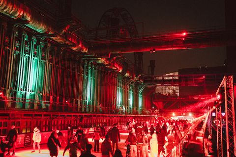 In der Wintersaison tummeln sich an mindestens zwei Abenden Discofans und Schlittschuhläufer bei der Eisdisco auf der Zollverein-Eisbahn, dem „wahrscheinlich faszinierendsten Ort zum Schlittschuhlaufen bundesweit”. Entlang der Koksöfen, in denen einst Kohle bei 1.000 Grad Celsius zu Koks gebacken wurde, erstreckt sich im Winter über eine Länge von 150 Meter die Zollverein Eisbahn. 

Insbesondere am Abend, wenn die 1.800 Quadratmeter große Eisfläche mit der Installation „Monochromatic Red and Blue“ (1999) von Jonathan Speirs und Mark Major zu einem beeindruckenden Lichtkunstwerk in atmosphärisches Licht getaucht wird, ist das Schlittschuhlaufen vor der beeindruckenden Kulisse der Kokerei Zollverein ein einzigartiges Erlebnis.