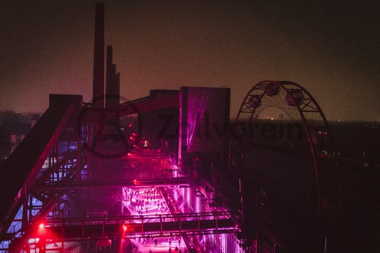 In der Wintersaison tummeln sich an mindestens zwei Abenden Discofans und Schlittschuhläufer bei der Eisdisco auf der Zollverein-Eisbahn, dem „wahrscheinlich faszinierendsten Ort zum Schlittschuhlaufen bundesweit”. Entlang der Koksöfen, in denen einst Kohle bei 1.000 Grad Celsius zu Koks gebacken wurde, erstreckt sich im Winter über eine Länge von 150 Meter die Zollverein Eisbahn. 

Insbesondere am Abend, wenn die 1.800 Quadratmeter große Eisfläche mit der Installation „Monochromatic Red and Blue“ (1999) von Jonathan Speirs und Mark Major zu einem beeindruckenden Lichtkunstwerk in atmosphärisches Licht getaucht wird, ist das Schlittschuhlaufen vor der beeindruckenden Kulisse der Kokerei Zollverein ein einzigartiges Erlebnis.