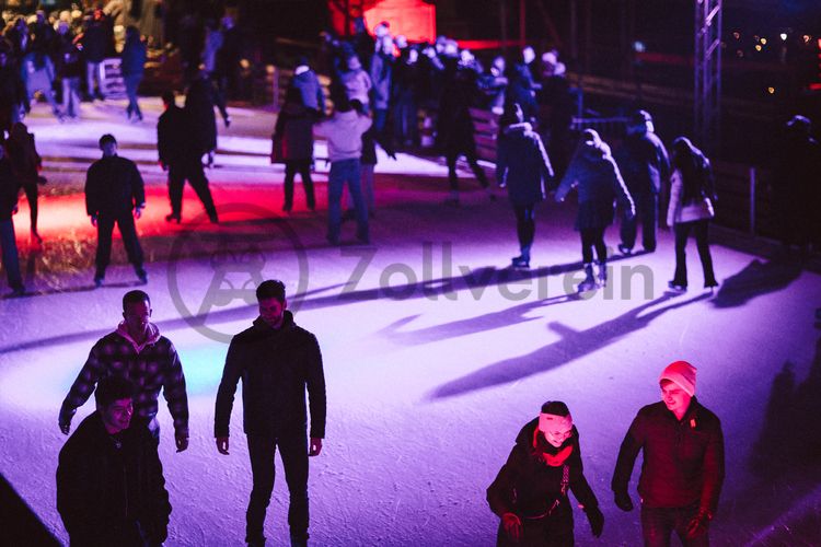 In der Wintersaison tummeln sich an mindestens zwei Abenden Discofans und Schlittschuhläufer bei der Eisdisco auf der Zollverein-Eisbahn, dem „wahrscheinlich faszinierendsten Ort zum Schlittschuhlaufen bundesweit”. Entlang der Koksöfen, in denen einst Kohle bei 1.000 Grad Celsius zu Koks gebacken wurde, erstreckt sich im Winter über eine Länge von 150 Meter die Zollverein Eisbahn. 

Insbesondere am Abend, wenn die 1.800 Quadratmeter große Eisfläche mit der Installation „Monochromatic Red and Blue“ (1999) von Jonathan Speirs und Mark Major zu einem beeindruckenden Lichtkunstwerk in atmosphärisches Licht getaucht wird, ist das Schlittschuhlaufen vor der beeindruckenden Kulisse der Kokerei Zollverein ein einzigartiges Erlebnis.