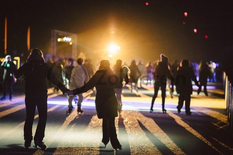 In der Wintersaison tummeln sich an mindestens zwei Abenden Discofans und Schlittschuhläufer bei der Eisdisco auf der Zollverein-Eisbahn, dem „wahrscheinlich faszinierendsten Ort zum Schlittschuhlaufen bundesweit”. Entlang der Koksöfen, in denen einst Kohle bei 1.000 Grad Celsius zu Koks gebacken wurde, erstreckt sich im Winter über eine Länge von 150 Meter die Zollverein Eisbahn. 

Insbesondere am Abend, wenn die 1.800 Quadratmeter große Eisfläche mit der Installation „Monochromatic Red and Blue“ (1999) von Jonathan Speirs und Mark Major zu einem beeindruckenden Lichtkunstwerk in atmosphärisches Licht getaucht wird, ist das Schlittschuhlaufen vor der beeindruckenden Kulisse der Kokerei Zollverein ein einzigartiges Erlebnis.