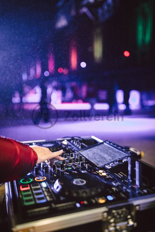 In der Wintersaison tummeln sich an mindestens zwei Abenden Discofans und Schlittschuhläufer bei der Eisdisco auf der Zollverein-Eisbahn, dem „wahrscheinlich faszinierendsten Ort zum Schlittschuhlaufen bundesweit”. Entlang der Koksöfen, in denen einst Kohle bei 1.000 Grad Celsius zu Koks gebacken wurde, erstreckt sich im Winter über eine Länge von 150 Meter die Zollverein Eisbahn. 

Insbesondere am Abend, wenn die 1.800 Quadratmeter große Eisfläche mit der Installation „Monochromatic Red and Blue“ (1999) von Jonathan Speirs und Mark Major zu einem beeindruckenden Lichtkunstwerk in atmosphärisches Licht getaucht wird, ist das Schlittschuhlaufen vor der beeindruckenden Kulisse der Kokerei Zollverein ein einzigartiges Erlebnis.