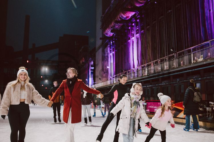 Im Winter verwandelt sich das große Wasserbecken am ehemaligen Druckmaschinengleis auf der Kokerei Zollverein in die 150 Meter lange Zollverein Eisbahn, die zum Schlittschuhlaufen in faszinierender Atmosphäre einlädt. 

Allabendlich wird die Fläche mit der Installation „Monochromatic Red and Blue“ (1999) von Jonathan Speirs und Mark Major zu einem beeindruckenden Lichtkunstwerk. Seit Dezember 2014 gehört zur Eisbahn eine separate Fläche zum Eisstockschießen.