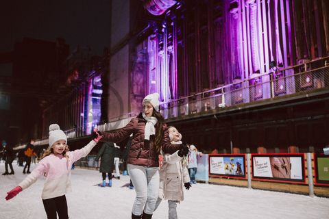Im Winter verwandelt sich das große Wasserbecken am ehemaligen Druckmaschinengleis auf der Kokerei Zollverein in die 150 Meter lange Zollverein Eisbahn, die zum Schlittschuhlaufen in faszinierender Atmosphäre einlädt. 

Allabendlich wird die Fläche mit der Installation „Monochromatic Red and Blue“ (1999) von Jonathan Speirs und Mark Major zu einem beeindruckenden Lichtkunstwerk. Seit Dezember 2014 gehört zur Eisbahn eine separate Fläche zum Eisstockschießen.