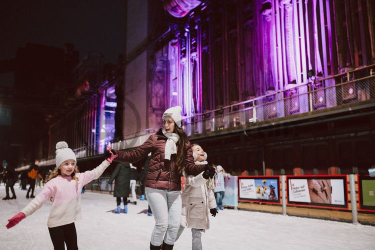 Im Winter verwandelt sich das große Wasserbecken am ehemaligen Druckmaschinengleis auf der Kokerei Zollverein in die 150 Meter lange Zollverein Eisbahn, die zum Schlittschuhlaufen in faszinierender Atmosphäre einlädt. 

Allabendlich wird die Fläche mit der Installation „Monochromatic Red and Blue“ (1999) von Jonathan Speirs und Mark Major zu einem beeindruckenden Lichtkunstwerk. Seit Dezember 2014 gehört zur Eisbahn eine separate Fläche zum Eisstockschießen.