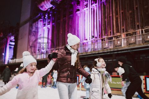 Im Winter verwandelt sich das große Wasserbecken am ehemaligen Druckmaschinengleis auf der Kokerei Zollverein in die 150 Meter lange Zollverein Eisbahn, die zum Schlittschuhlaufen in faszinierender Atmosphäre einlädt. 

Allabendlich wird die Fläche mit der Installation „Monochromatic Red and Blue“ (1999) von Jonathan Speirs und Mark Major zu einem beeindruckenden Lichtkunstwerk. Seit Dezember 2014 gehört zur Eisbahn eine separate Fläche zum Eisstockschießen.