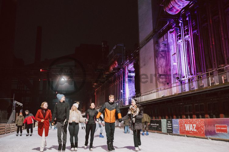 Im Winter verwandelt sich das große Wasserbecken am ehemaligen Druckmaschinengleis auf der Kokerei Zollverein in die 150 Meter lange Zollverein Eisbahn, die zum Schlittschuhlaufen in faszinierender Atmosphäre einlädt. 

Allabendlich wird die Fläche mit der Installation „Monochromatic Red and Blue“ (1999) von Jonathan Speirs und Mark Major zu einem beeindruckenden Lichtkunstwerk. Seit Dezember 2014 gehört zur Eisbahn eine separate Fläche zum Eisstockschießen.