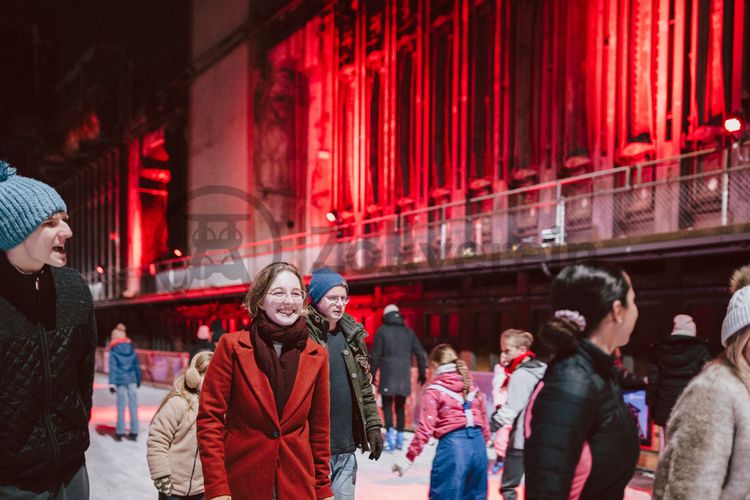 Im Winter verwandelt sich das große Wasserbecken am ehemaligen Druckmaschinengleis auf der Kokerei Zollverein in die 150 Meter lange Zollverein Eisbahn, die zum Schlittschuhlaufen in faszinierender Atmosphäre einlädt. 

Allabendlich wird die Fläche mit der Installation „Monochromatic Red and Blue“ (1999) von Jonathan Speirs und Mark Major zu einem beeindruckenden Lichtkunstwerk. Seit Dezember 2014 gehört zur Eisbahn eine separate Fläche zum Eisstockschießen.