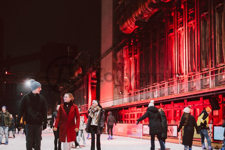 Im Winter verwandelt sich das große Wasserbecken am ehemaligen Druckmaschinengleis auf der Kokerei Zollverein in die 150 Meter lange Zollverein Eisbahn, die zum Schlittschuhlaufen in faszinierender Atmosphäre einlädt. 

Allabendlich wird die Fläche mit der Installation „Monochromatic Red and Blue“ (1999) von Jonathan Speirs und Mark Major zu einem beeindruckenden Lichtkunstwerk. Seit Dezember 2014 gehört zur Eisbahn eine separate Fläche zum Eisstockschießen.