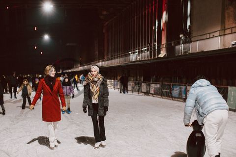 Im Winter verwandelt sich das große Wasserbecken am ehemaligen Druckmaschinengleis auf der Kokerei Zollverein in die 150 Meter lange Zollverein Eisbahn, die zum Schlittschuhlaufen in faszinierender Atmosphäre einlädt. 

Allabendlich wird die Fläche mit der Installation „Monochromatic Red and Blue“ (1999) von Jonathan Speirs und Mark Major zu einem beeindruckenden Lichtkunstwerk. Seit Dezember 2014 gehört zur Eisbahn eine separate Fläche zum Eisstockschießen.