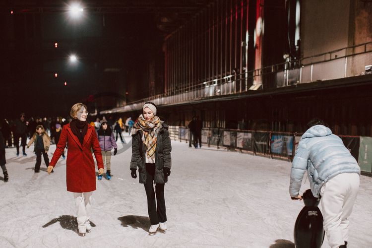 Im Winter verwandelt sich das große Wasserbecken am ehemaligen Druckmaschinengleis auf der Kokerei Zollverein in die 150 Meter lange Zollverein Eisbahn, die zum Schlittschuhlaufen in faszinierender Atmosphäre einlädt. 

Allabendlich wird die Fläche mit der Installation „Monochromatic Red and Blue“ (1999) von Jonathan Speirs und Mark Major zu einem beeindruckenden Lichtkunstwerk. Seit Dezember 2014 gehört zur Eisbahn eine separate Fläche zum Eisstockschießen.
