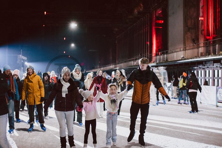 Im Winter verwandelt sich das große Wasserbecken am ehemaligen Druckmaschinengleis auf der Kokerei Zollverein in die 150 Meter lange Zollverein Eisbahn, die zum Schlittschuhlaufen in faszinierender Atmosphäre einlädt. 

Allabendlich wird die Fläche mit der Installation „Monochromatic Red and Blue“ (1999) von Jonathan Speirs und Mark Major zu einem beeindruckenden Lichtkunstwerk. Seit Dezember 2014 gehört zur Eisbahn eine separate Fläche zum Eisstockschießen.