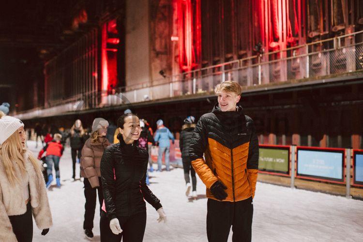 Im Winter verwandelt sich das große Wasserbecken am ehemaligen Druckmaschinengleis auf der Kokerei Zollverein in die 150 Meter lange Zollverein Eisbahn, die zum Schlittschuhlaufen in faszinierender Atmosphäre einlädt. 

Allabendlich wird die Fläche mit der Installation „Monochromatic Red and Blue“ (1999) von Jonathan Speirs und Mark Major zu einem beeindruckenden Lichtkunstwerk. Seit Dezember 2014 gehört zur Eisbahn eine separate Fläche zum Eisstockschießen.