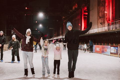 Im Winter verwandelt sich das große Wasserbecken am ehemaligen Druckmaschinengleis auf der Kokerei Zollverein in die 150 Meter lange Zollverein Eisbahn, die zum Schlittschuhlaufen in faszinierender Atmosphäre einlädt. 

Allabendlich wird die Fläche mit der Installation „Monochromatic Red and Blue“ (1999) von Jonathan Speirs und Mark Major zu einem beeindruckenden Lichtkunstwerk. Seit Dezember 2014 gehört zur Eisbahn eine separate Fläche zum Eisstockschießen.