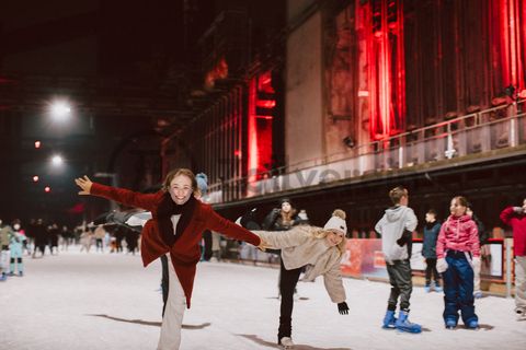 Im Winter verwandelt sich das große Wasserbecken am ehemaligen Druckmaschinengleis auf der Kokerei Zollverein in die 150 Meter lange Zollverein Eisbahn, die zum Schlittschuhlaufen in faszinierender Atmosphäre einlädt. 

Allabendlich wird die Fläche mit der Installation „Monochromatic Red and Blue“ (1999) von Jonathan Speirs und Mark Major zu einem beeindruckenden Lichtkunstwerk. Seit Dezember 2014 gehört zur Eisbahn eine separate Fläche zum Eisstockschießen.