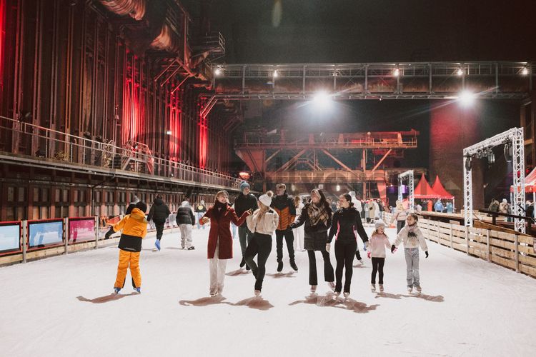 Im Winter verwandelt sich das große Wasserbecken am ehemaligen Druckmaschinengleis auf der Kokerei Zollverein in die 150 Meter lange Zollverein Eisbahn, die zum Schlittschuhlaufen in faszinierender Atmosphäre einlädt. 

Allabendlich wird die Fläche mit der Installation „Monochromatic Red and Blue“ (1999) von Jonathan Speirs und Mark Major zu einem beeindruckenden Lichtkunstwerk. Seit Dezember 2014 gehört zur Eisbahn eine separate Fläche zum Eisstockschießen.