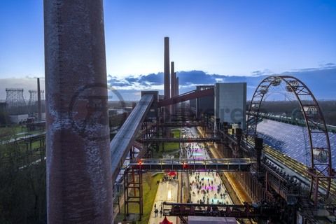 Im Winter verwandelt sich das große Wasserbecken am ehemaligen Druckmaschinengleis auf der Kokerei Zollverein in die 150 Meter lange Zollverein Eisbahn, die zum Schlittschuhlaufen in faszinierender Atmosphäre einlädt. 

Allabendlich wird die Fläche mit der Installation „Monochromatic Red and Blue“ (1999) von Jonathan Speirs und Mark Major zu einem beeindruckenden Lichtkunstwerk. Seit Dezember 2014 gehört zur Eisbahn eine separate Fläche zum Eisstockschießen.