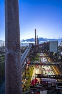 Im Winter verwandelt sich das große Wasserbecken am ehemaligen Druckmaschinengleis auf der Kokerei Zollverein in die 150 Meter lange Zollverein Eisbahn, die zum Schlittschuhlaufen in faszinierender Atmosphäre einlädt. 

Allabendlich wird die Fläche mit der Installation „Monochromatic Red and Blue“ (1999) von Jonathan Speirs und Mark Major zu einem beeindruckenden Lichtkunstwerk. Seit Dezember 2014 gehört zur Eisbahn eine separate Fläche zum Eisstockschießen.