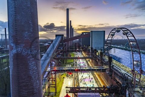 Im Winter verwandelt sich das große Wasserbecken am ehemaligen Druckmaschinengleis auf der Kokerei Zollverein in die 150 Meter lange Zollverein Eisbahn, die zum Schlittschuhlaufen in faszinierender Atmosphäre einlädt. 

Allabendlich wird die Fläche mit der Installation „Monochromatic Red and Blue“ (1999) von Jonathan Speirs und Mark Major zu einem beeindruckenden Lichtkunstwerk. Seit Dezember 2014 gehört zur Eisbahn eine separate Fläche zum Eisstockschießen.