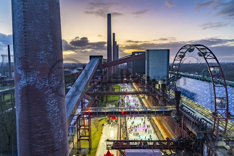 Im Winter verwandelt sich das große Wasserbecken am ehemaligen Druckmaschinengleis auf der Kokerei Zollverein in die 150 Meter lange Zollverein Eisbahn, die zum Schlittschuhlaufen in faszinierender Atmosphäre einlädt. 

Allabendlich wird die Fläche mit der Installation „Monochromatic Red and Blue“ (1999) von Jonathan Speirs und Mark Major zu einem beeindruckenden Lichtkunstwerk. Seit Dezember 2014 gehört zur Eisbahn eine separate Fläche zum Eisstockschießen.