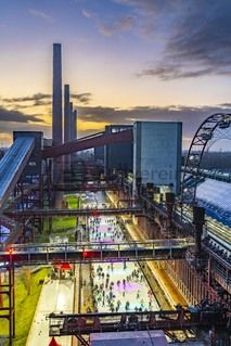 Im Winter verwandelt sich das große Wasserbecken am ehemaligen Druckmaschinengleis auf der Kokerei Zollverein in die 150 Meter lange Zollverein Eisbahn, die zum Schlittschuhlaufen in faszinierender Atmosphäre einlädt. 

Allabendlich wird die Fläche mit der Installation „Monochromatic Red and Blue“ (1999) von Jonathan Speirs und Mark Major zu einem beeindruckenden Lichtkunstwerk. Seit Dezember 2014 gehört zur Eisbahn eine separate Fläche zum Eisstockschießen.