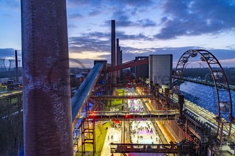 Im Winter verwandelt sich das große Wasserbecken am ehemaligen Druckmaschinengleis auf der Kokerei Zollverein in die 150 Meter lange Zollverein Eisbahn, die zum Schlittschuhlaufen in faszinierender Atmosphäre einlädt. 

Allabendlich wird die Fläche mit der Installation „Monochromatic Red and Blue“ (1999) von Jonathan Speirs und Mark Major zu einem beeindruckenden Lichtkunstwerk. Seit Dezember 2014 gehört zur Eisbahn eine separate Fläche zum Eisstockschießen.