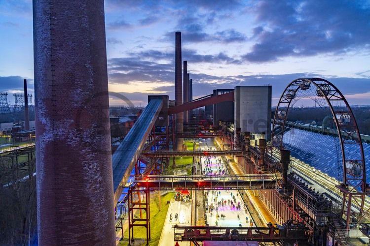 Im Winter verwandelt sich das große Wasserbecken am ehemaligen Druckmaschinengleis auf der Kokerei Zollverein in die 150 Meter lange Zollverein Eisbahn, die zum Schlittschuhlaufen in faszinierender Atmosphäre einlädt. 

Allabendlich wird die Fläche mit der Installation „Monochromatic Red and Blue“ (1999) von Jonathan Speirs und Mark Major zu einem beeindruckenden Lichtkunstwerk. Seit Dezember 2014 gehört zur Eisbahn eine separate Fläche zum Eisstockschießen.