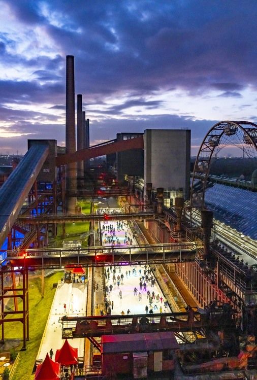 Im Winter verwandelt sich das große Wasserbecken am ehemaligen Druckmaschinengleis auf der Kokerei Zollverein in die 150 Meter lange Zollverein Eisbahn, die zum Schlittschuhlaufen in faszinierender Atmosphäre einlädt. 

Allabendlich wird die Fläche mit der Installation „Monochromatic Red and Blue“ (1999) von Jonathan Speirs und Mark Major zu einem beeindruckenden Lichtkunstwerk. Seit Dezember 2014 gehört zur Eisbahn eine separate Fläche zum Eisstockschießen.