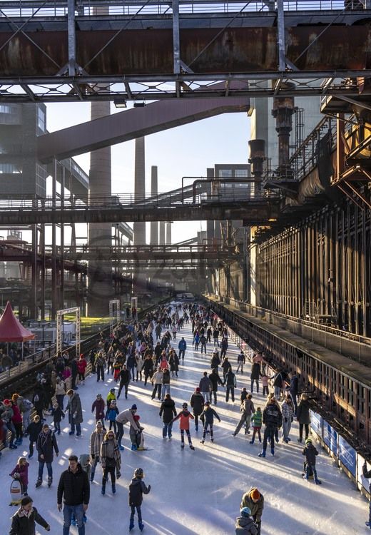 Im Winter verwandelt sich das große Wasserbecken am ehemaligen Druckmaschinengleis auf der Kokerei Zollverein in die 150 Meter lange Zollverein Eisbahn, die zum Schlittschuhlaufen in faszinierender Atmosphäre einlädt. 

Allabendlich wird die Fläche mit der Installation „Monochromatic Red and Blue“ (1999) von Jonathan Speirs und Mark Major zu einem beeindruckenden Lichtkunstwerk. Seit Dezember 2014 gehört zur Eisbahn eine separate Fläche zum Eisstockschießen.