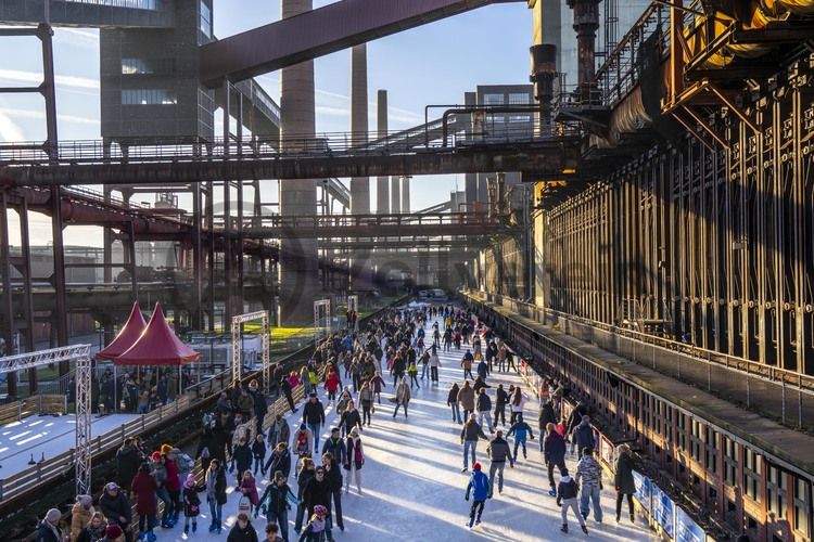 Im Winter verwandelt sich das große Wasserbecken am ehemaligen Druckmaschinengleis auf der Kokerei Zollverein in die 150 Meter lange Zollverein Eisbahn, die zum Schlittschuhlaufen in faszinierender Atmosphäre einlädt. 

Allabendlich wird die Fläche mit der Installation „Monochromatic Red and Blue“ (1999) von Jonathan Speirs und Mark Major zu einem beeindruckenden Lichtkunstwerk. Seit Dezember 2014 gehört zur Eisbahn eine separate Fläche zum Eisstockschießen.