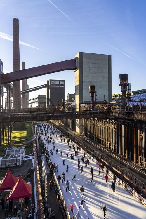 Im Winter verwandelt sich das große Wasserbecken am ehemaligen Druckmaschinengleis auf der Kokerei Zollverein in die 150 Meter lange Zollverein Eisbahn, die zum Schlittschuhlaufen in faszinierender Atmosphäre einlädt. 

Allabendlich wird die Fläche mit der Installation „Monochromatic Red and Blue“ (1999) von Jonathan Speirs und Mark Major zu einem beeindruckenden Lichtkunstwerk. Seit Dezember 2014 gehört zur Eisbahn eine separate Fläche zum Eisstockschießen.