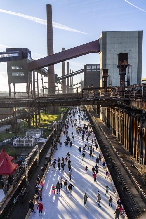 Im Winter verwandelt sich das große Wasserbecken am ehemaligen Druckmaschinengleis auf der Kokerei Zollverein in die 150 Meter lange Zollverein Eisbahn, die zum Schlittschuhlaufen in faszinierender Atmosphäre einlädt. 

Allabendlich wird die Fläche mit der Installation „Monochromatic Red and Blue“ (1999) von Jonathan Speirs und Mark Major zu einem beeindruckenden Lichtkunstwerk. Seit Dezember 2014 gehört zur Eisbahn eine separate Fläche zum Eisstockschießen.