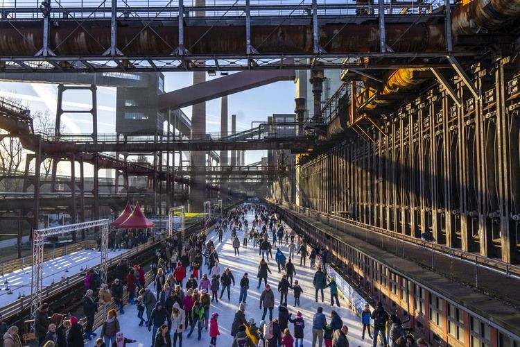 Im Winter verwandelt sich das große Wasserbecken am ehemaligen Druckmaschinengleis auf der Kokerei Zollverein in die 150 Meter lange Zollverein Eisbahn, die zum Schlittschuhlaufen in faszinierender Atmosphäre einlädt. 

Allabendlich wird die Fläche mit der Installation „Monochromatic Red and Blue“ (1999) von Jonathan Speirs und Mark Major zu einem beeindruckenden Lichtkunstwerk. Seit Dezember 2014 gehört zur Eisbahn eine separate Fläche zum Eisstockschießen.