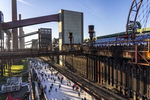 Im Winter verwandelt sich das große Wasserbecken am ehemaligen Druckmaschinengleis auf der Kokerei Zollverein in die 150 Meter lange Zollverein Eisbahn, die zum Schlittschuhlaufen in faszinierender Atmosphäre einlädt. 

Allabendlich wird die Fläche mit der Installation „Monochromatic Red and Blue“ (1999) von Jonathan Speirs und Mark Major zu einem beeindruckenden Lichtkunstwerk. Seit Dezember 2014 gehört zur Eisbahn eine separate Fläche zum Eisstockschießen.