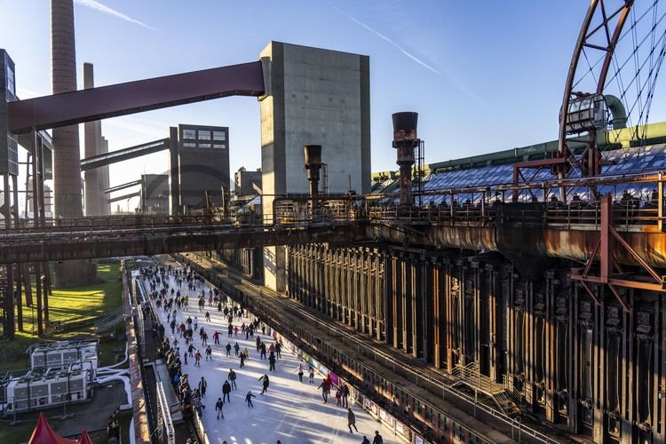Im Winter verwandelt sich das große Wasserbecken am ehemaligen Druckmaschinengleis auf der Kokerei Zollverein in die 150 Meter lange Zollverein Eisbahn, die zum Schlittschuhlaufen in faszinierender Atmosphäre einlädt. 

Allabendlich wird die Fläche mit der Installation „Monochromatic Red and Blue“ (1999) von Jonathan Speirs und Mark Major zu einem beeindruckenden Lichtkunstwerk. Seit Dezember 2014 gehört zur Eisbahn eine separate Fläche zum Eisstockschießen.