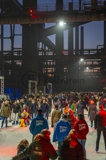 Im Winter verwandelt sich das große Wasserbecken am ehemaligen Druckmaschinengleis auf der Kokerei Zollverein in die 150 Meter lange Zollverein Eisbahn, die zum Schlittschuhlaufen in faszinierender Atmosphäre einlädt. 

Allabendlich wird die Fläche mit der Installation „Monochromatic Red and Blue“ (1999) von Jonathan Speirs und Mark Major zu einem beeindruckenden Lichtkunstwerk. Seit Dezember 2014 gehört zur Eisbahn eine separate Fläche zum Eisstockschießen.