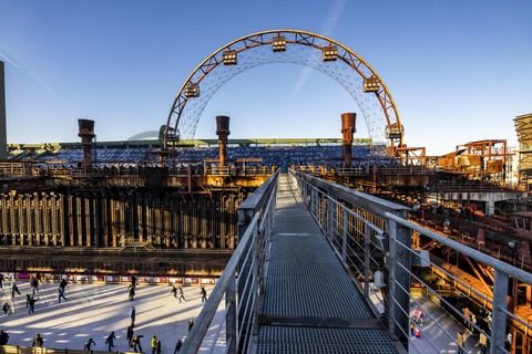 Im Winter verwandelt sich das große Wasserbecken am ehemaligen Druckmaschinengleis auf der Kokerei Zollverein in die 150 Meter lange Zollverein Eisbahn, die zum Schlittschuhlaufen in faszinierender Atmosphäre einlädt. 

Allabendlich wird die Fläche mit der Installation „Monochromatic Red and Blue“ (1999) von Jonathan Speirs und Mark Major zu einem beeindruckenden Lichtkunstwerk. Seit Dezember 2014 gehört zur Eisbahn eine separate Fläche zum Eisstockschießen.